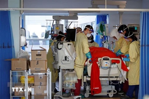 Nhân viên y tế điều trị cho bệnh nhân COVID-19 tại bệnh viện ở Portsmouth, Anh ngày 23/3/2021. (Ảnh: AFP/TTXVN) 