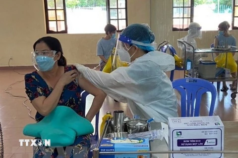Tiêm vaccine phòng COVID-19 cho người dân Bà Rịa-Vũng Tàu. (Ảnh: TTXVN phát) 