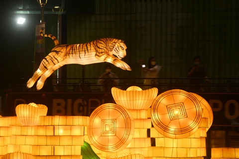 Đèn lồng hình con Hổ biểu tượng cho Năm Nhâm dần trưng bày tại Singapore. (Ảnh: THX/TTXVN) 