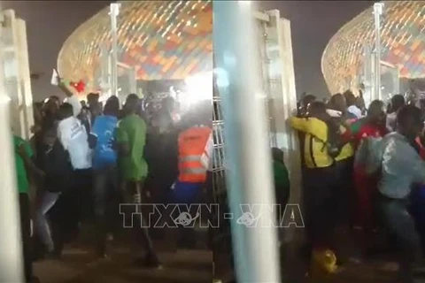 Người dân chen lấn vào sân vận động ở thủ đô Yaounde của Cameroon, tối 24/1/2022. (Ảnh: Marca.com/TTXVN)