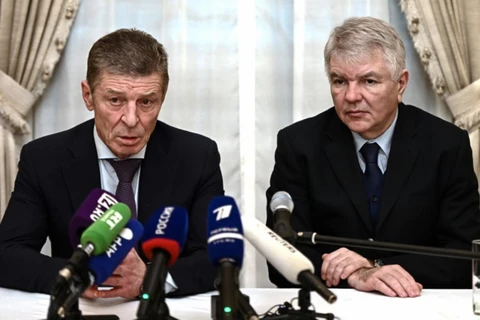 Phó Chánh Văn phòng Điện Kremlin, ông Dmitry Kozak (trái) và cố vấn Yermak họp báo sau cuộc gặp ở Paris, Pháp, ngày 26/1. (Ảnh: AFP)