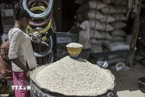 Người dân mua bột mì tại một khu chợ ở CH Chad. (Ảnh: AFP/TTXVN)