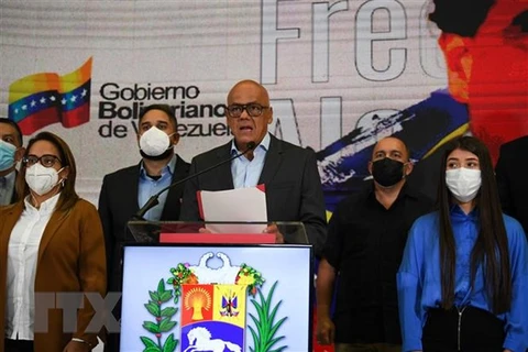 Chủ tịch Quốc hội Venezuela Jorge Rodriguez (giữa) phát biểu tại cuộc họp báo ở Caracas. (Ảnh: AFP/TTXVN) 