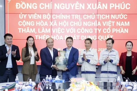 Chủ tịch nước Nguyễn Xuân Phúc thăm, tặng quà cán bộ, công nhân Công ty cổ phần Thép Hòa Phát Dung Quất. (Ảnh: Thống Nhất/TTXVN)