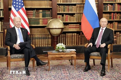 Tổng thống Mỹ Joe Biden (trái) và Tổng thống Nga Vladimir Putin tại hội nghị thượng đỉnh ở Geneva, Thụy Sĩ, ngày 16/6/2021. (Ảnh: AFP/TTXVN) 