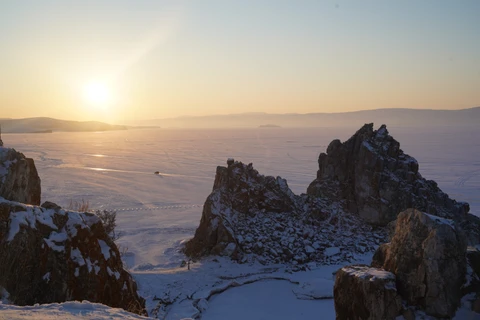 Hồ Baikal rộng lớn nhìn từ bãi cột gỗ Shaman trên Mũi Burkhan. (Ảnh: Duy Trinh/TTXVN) 