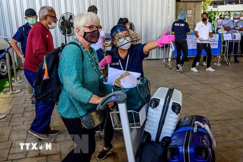 Hành khách tại sân bay quốc tế Phuket, Thái Lan. (Ảnh: AFP/TTXVN)