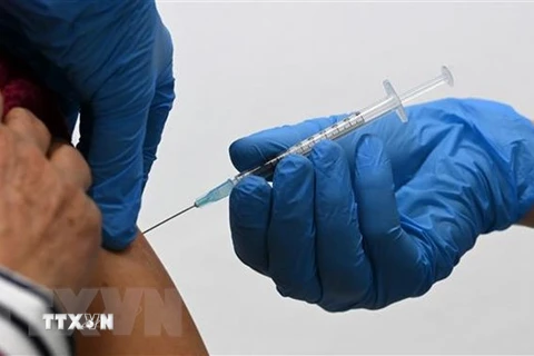 Tiêm vaccine ngừa COVID-19. (Nguồn: AFP/TTXVN) 