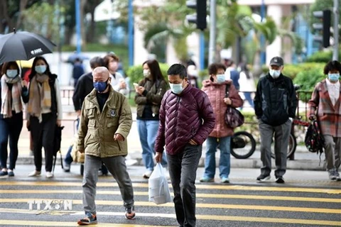  Người dân đeo khẩu trang phòng lây nhiễm COVID-19 tại Hong Kong, Trung Quốc, ngày 7/2/2022. (Ảnh: THX/TTXVN)