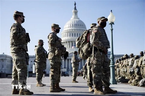 Binh sỹ vệ binh quốc gia gác tại khu vực tòa nhà Quốc hội Mỹ ở Washington, D.C., ngày 14/1/2021. (Nguồn: THX/TTXVN)