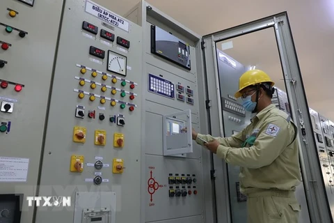 Công nhân Công ty Truyền tải điện 3 vận hành truyền tải điện tại trạm biến áp 220kV Quy Nhơn. (Ảnh: Ngọc Hà/TTXVN)