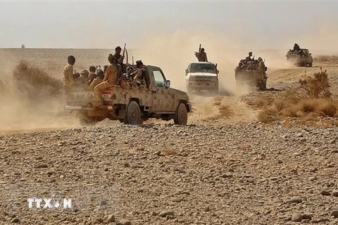 Binh sỹ quân đội chính phủ Yemen giao tranh với lực lượng Houthi. (Ảnh: AFP/TTXVN)