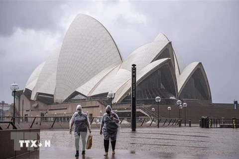 Người dân đeo khẩu trang phòng lây nhiễm COVID-19 tại Sydney, Australia. (Ảnh: THX/TTXVN) 