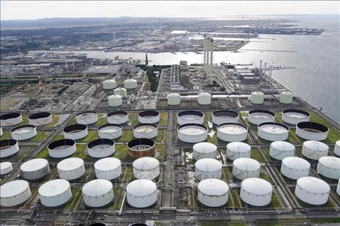 Bể chứa dầu tại nhà máy khai thác dầu ở Ichihara, tỉnh Chiba, miền đông Nhật Bản, ngày 12/11/2021. (Ảnh: Kyodo/TTXVN) 
