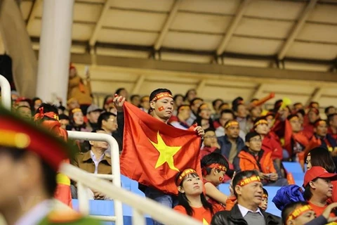 Cổ động viên tiếp lửa cho các cầu thủ đội tuyển Việt Nam trong một trận đấu. (Ảnh: Minh Sơn/Vietnam+)