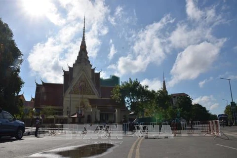 Quang cảnh bên ngoài tòa án tối cao Campuchia ngày diễn ra phiên xử. (Ảnh: Chanh Đa/TTXVN)