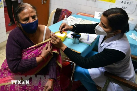 Nhân viên y tế tiêm vaccine phòng COVID-19 cho người dân tại New Delhi, Ấn Độ, ngày 10/1/2022. (Ảnh: THX/TTXVN) 