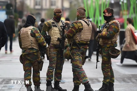 Binh sỹ Bỉ tuần tra trên các đường phố ở Brussels. (Nguồn: AFP/TTXVN)