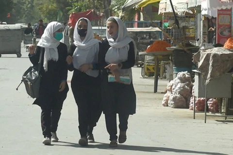 Hình ảnh các nữ sinh Afghanistan đến trường hồi tháng 8/2021. (Nguồn: AFP) 