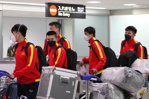 Các cầu thủ Việt Nam đã đặt chân tới Tokyo (Ảnh: Đào Thanh Tùng/TTXVN)