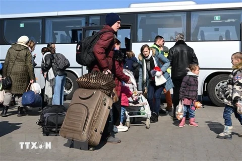 Người tị nạn Ukraine sơ tán khỏi đất nước. (Ảnh: PAP/TTXVN) 