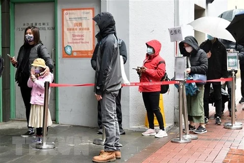 Người dân xếp hàng chờ xét nghiệm COVID-19 tại Hong Kong, Trung Quốc. (Ảnh: THX/TTXVN) 