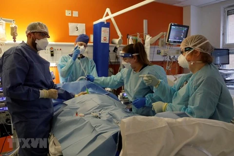Điều trị cho bệnh nhân nhiễm COVID-19 tại bệnh viện ở London, Anh. (Ảnh: AFP/TTXVN) 