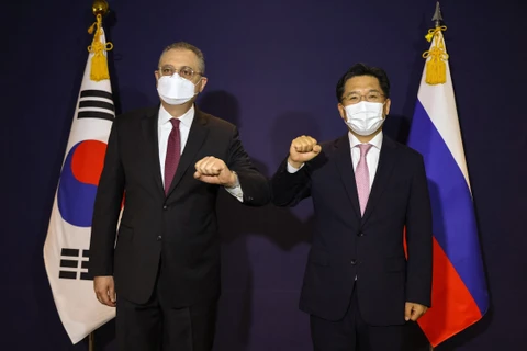 Thứ trưởng Ngoại giao Nga Igor Morgulov (trái) và Đặc phái viên về hòa bình và an ninh Bán đảo Triều Tiên của Hàn Quốc Noh Kyu-duk tại cuộc gặp ở Seoul ngày 24/8/2021. (Ảnh: AFP/TT)