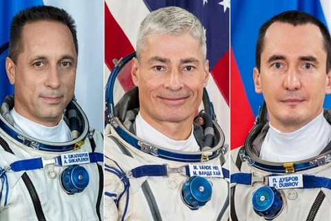 Phi hành đoàn trên tàu Soyuz gồm Anton Shkaplerov, Mark Vande Hei và Pyotr Dubrov (từ trái sang phải). (Ảnh: NASA)