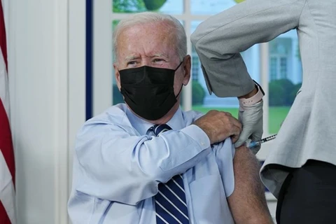 Tổng thống Joe Biden tiêm vaccine ngừa COVID-19 tại Nhà Trắng. (Nguồn: AP)