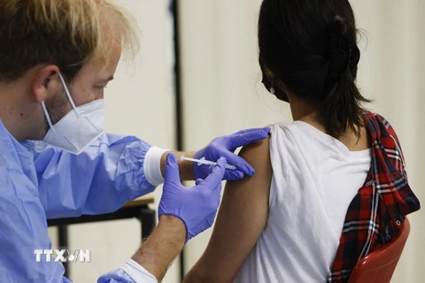 Nhân viên y tế tiêm vaccine phòng COVID-19 cho người dân. (Ảnh: AFP/TTXVN) 