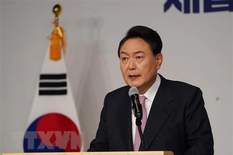 Tổng thống đắc cử Hàn Quốc Yoon Suk-yeol phát biểu tại cuộc họp báo ở Seoul. (Ảnh: THX/TTXVN) 