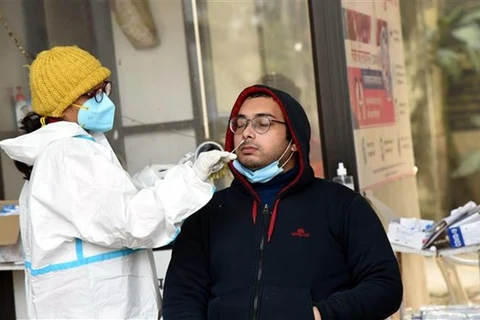 Nhân viên y tế lấy mẫu xét nghiệm COVID-19 cho người dân tại Patna (Ấn Độ), ngày 6/1/2022. (Ảnh: THX/TTXVN) 