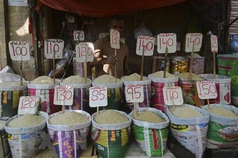 Gạo được bày bán tại một khu chợ ở Karachi, Pakistan. (Ảnh: AFP/TTXVN) 