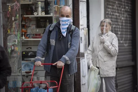 Người dân đeo khẩu trang phòng lây nhiễm COVID-19 tại Buenos Aires, Argentina. (Ảnh: THX/TTXVN) 