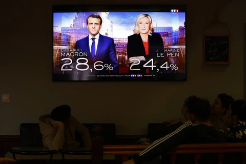 Người dân xem kết quả bầu cử sớm tại một quán bar ở Montlucon, Pháp, ngày 10-4 - (Ảnh: REUTERS)