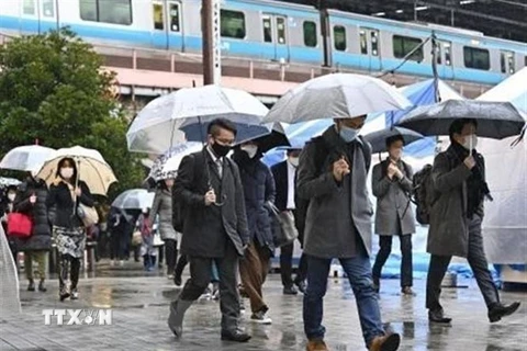Người dân đeo khẩu trang phòng lây nhiễm COVID-19 tại Tokyo, Nhật Bản. (Ảnh: Kyodo/TTXVN) 