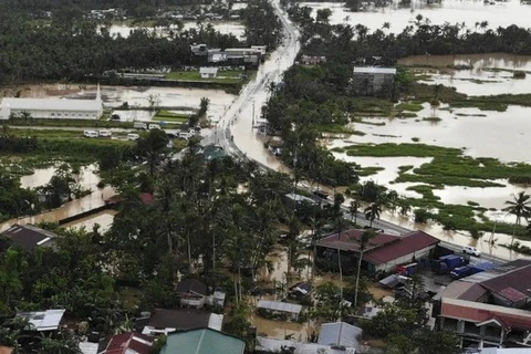 Mưa lớn và bùn đất đang cản trở công tác tìm kiếm những người sống sót sau trận lở đất tại các ngôi làng miền Trung Philippines. (Nguồn: AP)