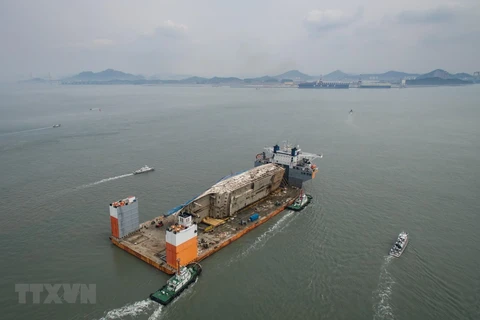 Xác phà Sewol được đưa tới cảng Mokpo, Hàn Quốc ngày 31/3/2017. (Ảnh: AFP/TTXVN) 