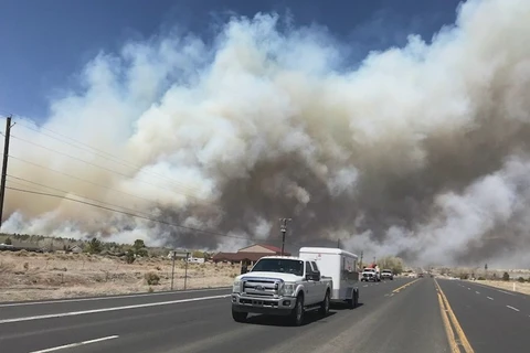 Đám cháy được đặt tên là Tunnel Fire tiếp tục lan theo hướng Đông Bắc.(Nguồn: Fox)