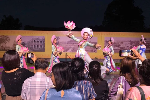 Du khách được xem tiết mục múa hoa đăng, mô phỏng điệu múa cung đình trên sàn kính của khu khảo cổ Đoan Môn.(Nguồn: Vietnamtourism)
