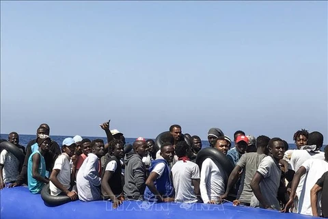 Người di cư chờ được cứu trên Địa Trung Hải. (Ảnh tư liệu: AFP/ TTXVN)