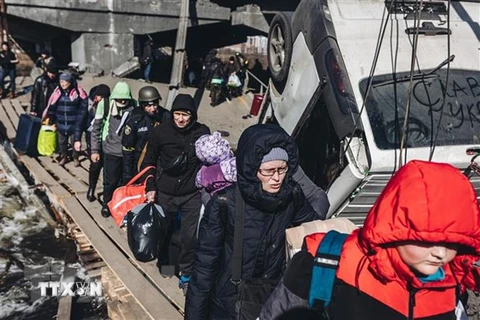 Người dân sơ tán tránh xung đột tại Irpin, Ukraine, ngày 11/3/2022. (Ảnh: THX/TTXVN) 