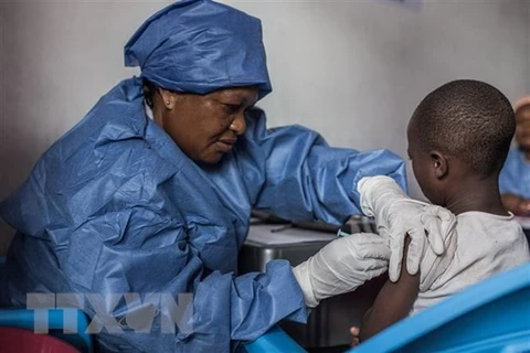 Nhân viên y tế thuộc Tổ chức Bác sỹ không biên giới (MSF) tiêm chủng vaccine mới ngừa virus Ebola cho người dân tại Bắc Kivu, Cộng hòa Dân chủ Congo. (Ảnh: AFP/TTXVN)