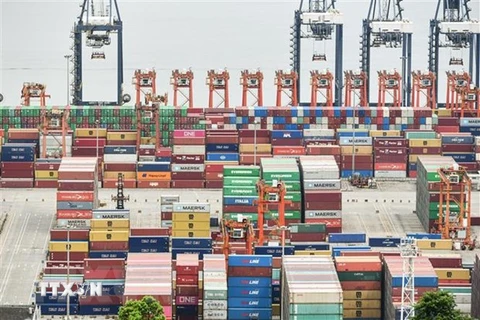 Hoạt động vận chuyển hàng hóa tại Cảng Container Quốc tế ở Thượng Hải, Trung Quốc. (Ảnh: AFP/TTXVN)