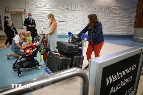 Hành khách đeo khẩu trang phòng dịch COVID-19 tại sân bay Auckland, New Zealand. (Ảnh: THX/TTXVN)