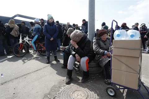 Người dân chờ nhận hàng cứu trợ tại thành phố Mariupol, Ukraine. (Ảnh: THX/TTXVN) 