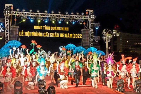 Màn trình diễn Carnaval tại sự kiện Móng Cái chào hè. (Ảnh: Thanh Vân/TTXVN)