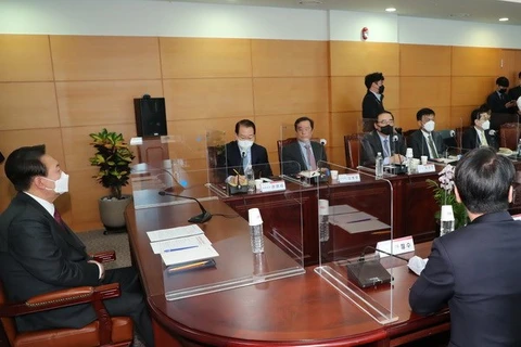 Tổng thống đắc cử Hàn Quốc Yoon Suk-yeol (trái) tại cuộc họp ở Seoul. (Ảnh: Yonhap/TTXVN)