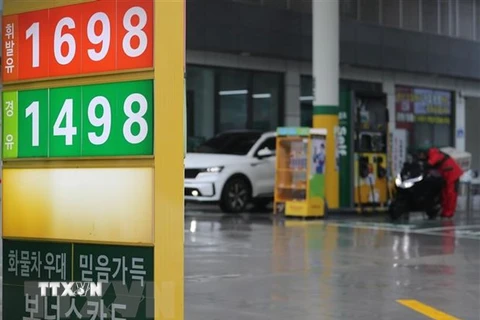 Giá xăng dầu được niêm yết tại một trạm xăng ở Seoul, Hàn Quốc. (Ảnh: Yonhap/TTXVN) 